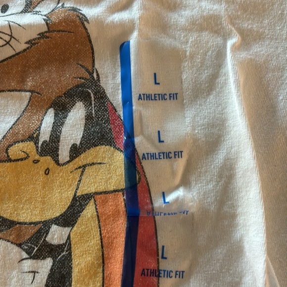 MENS LARGE LOONEY TUNES TSHIRT. NWT BUNDLE2SAVE - Picture 3 of 5